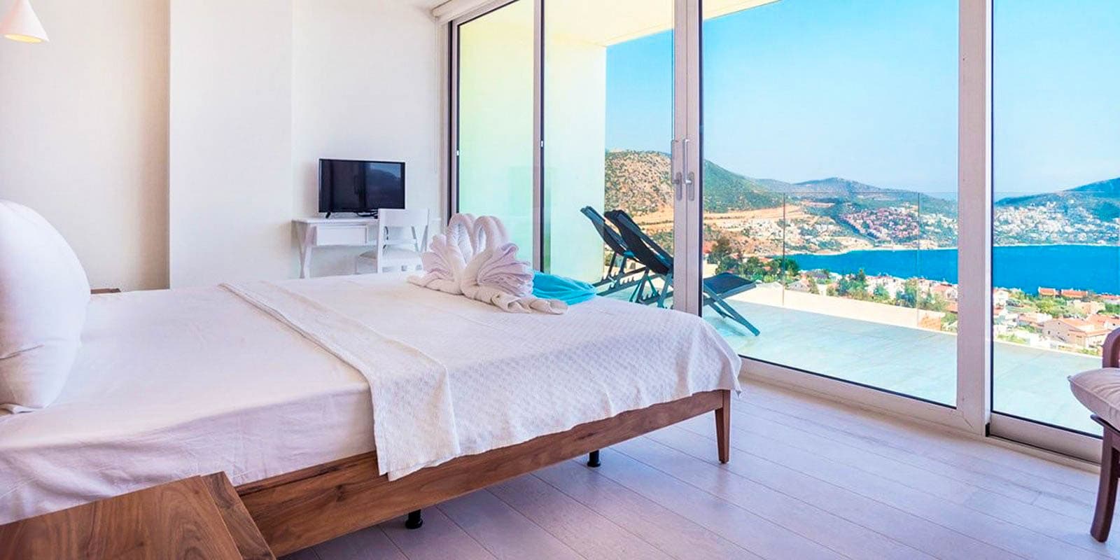 Deniz manzaralı otel odası görseli
